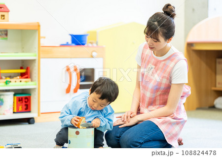 一緒に遊ぶ保育士と園児。撮影協力：有明教育芸術短期大学 108824478