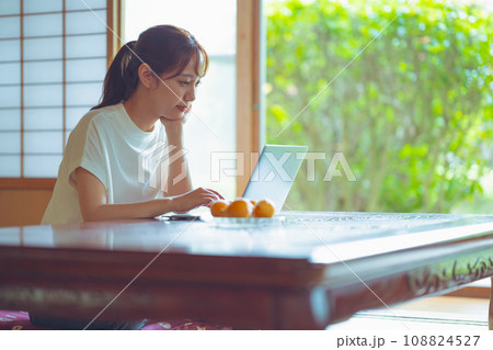 和室の女性 108824527