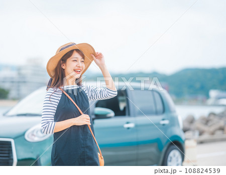 旅行中の女性 108824539