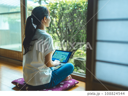 和室の女性 108824544