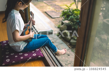 和室でウクレレを演奏する女性 和室でウクレレを演奏する女性 108824545