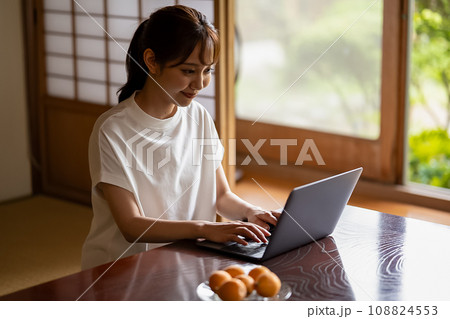 和室の女性 108824553