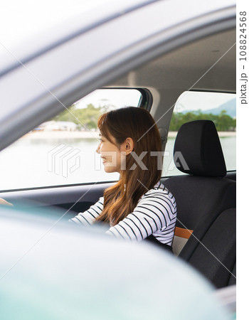 旅行中の女性 108824568