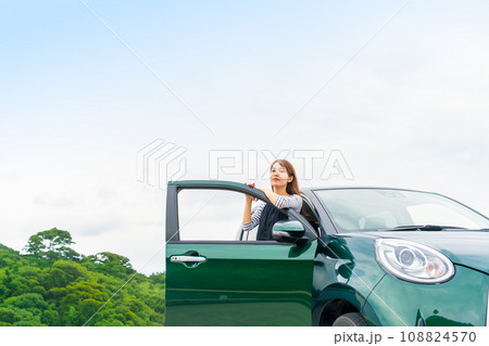 旅行中の女性 108824570