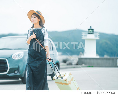 旅行中の女性 108824588