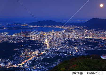 【福岡県】満月と北九州市の夜景(皿倉山展望台) 【福岡県】満月と北九州市の夜景(皿倉山展望台) 108824695
