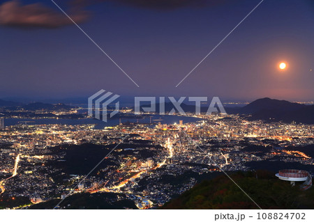 【福岡県】満月と北九州市の夜景（皿倉山展望台） 108824702