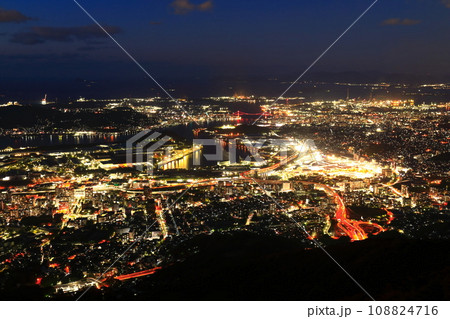 【福岡県】北九州市の夜景(皿倉山展望台) 【福岡県】北九州市の夜景(皿倉山展望台) 108824716