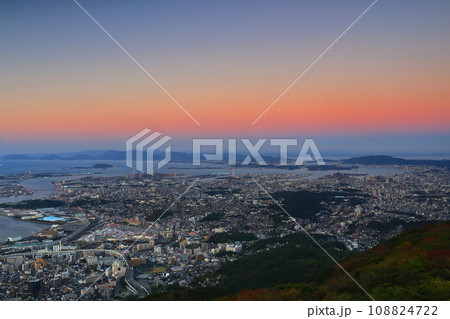 【福岡県】黄昏の北九州市（皿倉山展望台） 108824722