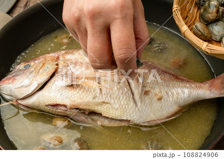 アクアパッツア 具材を入れる　あさり ブロッコリー 108824906