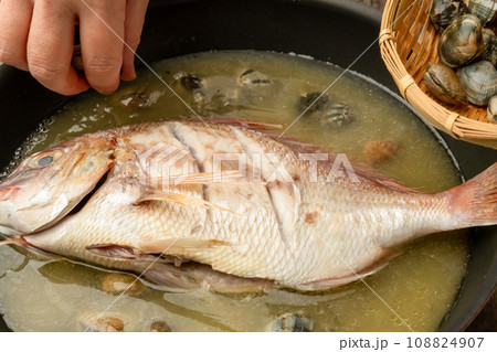 アクアパッツア 具材を入れる　あさり ブロッコリー 108824907