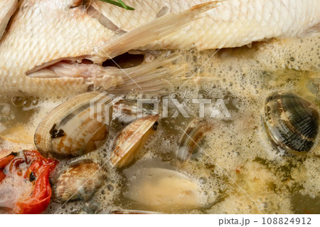 アクアパッツア 具材を入れる　あさり ブロッコリー 108824912