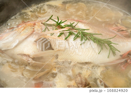 アクアパッツア 具材を入れる　あさり ブロッコリー 108824920