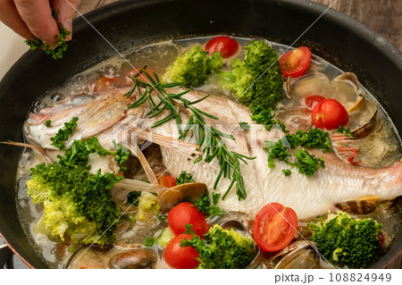 アクアパッツア 具材を入れる　プチトマト　パセリ 108824949