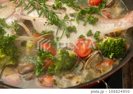 アクアパッツア 具材を入れる　プチトマト　パセリ 108824950