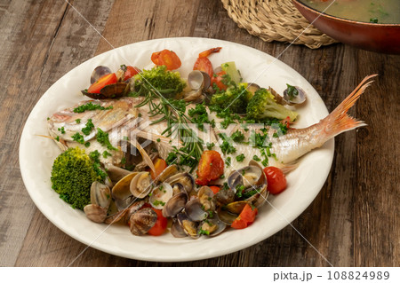 アクアパッツア 盛り付ける 108824989