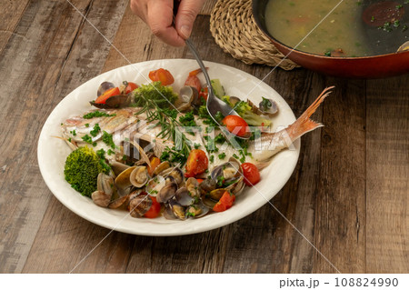 アクアパッツア 盛り付ける 108824990