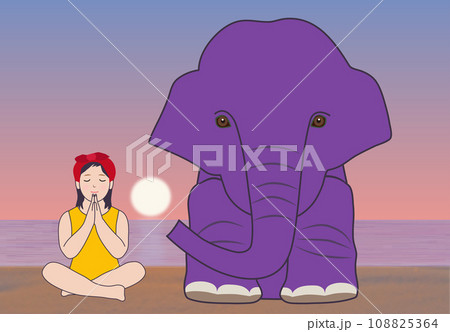 水平線から朝日が昇る浜辺で、ヨガのポーズをとって祈る少女。 彼女の隣には紫色の象が座っています。 108825364