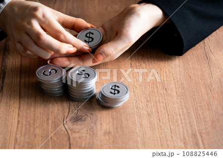 積み上げたドルのクラフトイメージ 積み上げたドルのクラフトイメージ 108825446