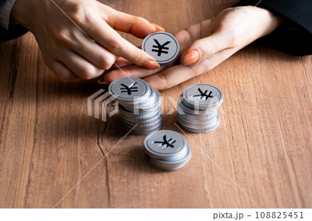 積み上げた円のクラフトイメージ 積み上げた円のクラフトイメージ 108825451