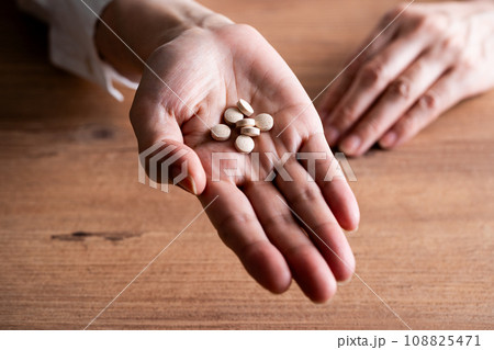 サプリを持つ手元 タブレット サプリを持つ手元 タブレット 108825471