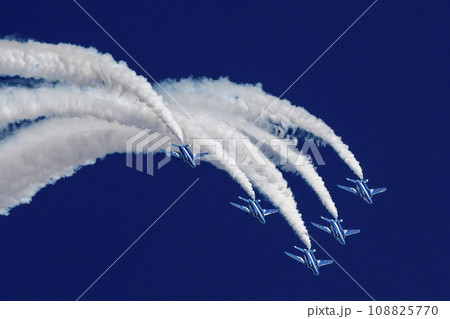 ブルーインパルス、飛行機雲が美しい 108825770