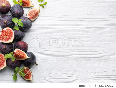 Fresh ripe figs 108826553