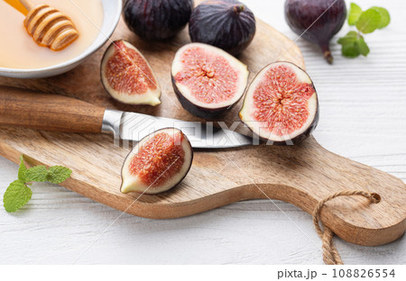 Fresh ripe figs 108826554