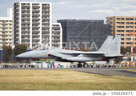 タキシングするF-15戦闘機 108826873