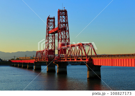 【佐賀県】筑後川昇開橋の夕景 【佐賀県】筑後川昇開橋の夕景 108827173