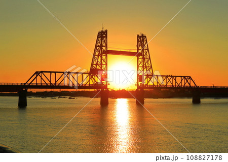 【佐賀県】筑後川昇開橋の夕景 108827178