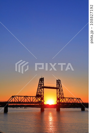 【佐賀県】筑後川昇開橋の夕景 【佐賀県】筑後川昇開橋の夕景 108827192