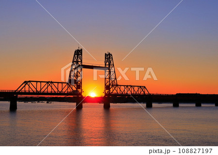 【佐賀県】筑後川昇開橋の夕景 【佐賀県】筑後川昇開橋の夕景 108827197