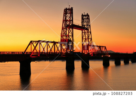 【佐賀県】筑後川昇開橋の夕景 【佐賀県】筑後川昇開橋の夕景 108827203