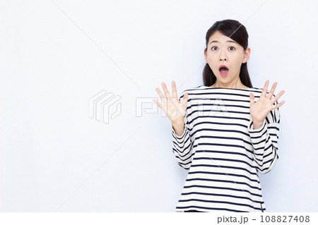 びっくり驚いている40代の女性 びっくり驚いている40代の女性 108827408