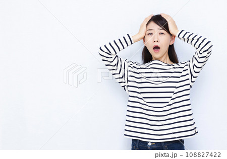 頭を抱えておどろく40代の女性 頭を抱えておどろく40代の女性 108827422