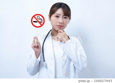 禁煙マークを持つ病院の先生の女性イメージ 108827443