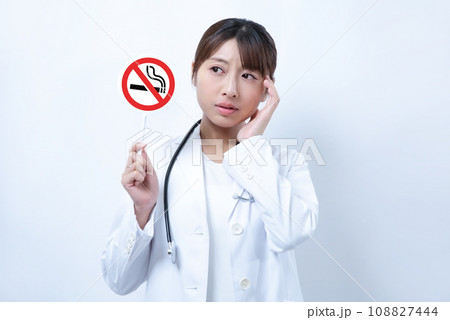 禁煙マークを持つ病院の先生の女性イメージ 禁煙マークを持つ病院の先生の女性イメージ 108827444