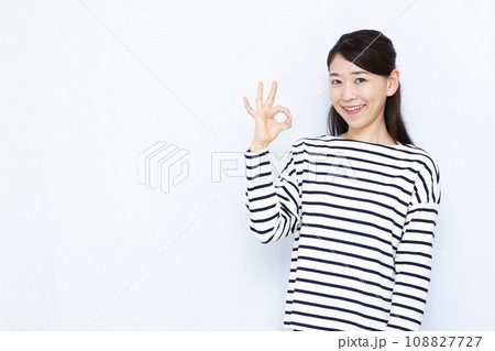 OKサインをしている40代の女性 108827727