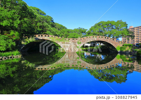 【長崎県】快晴の諫早公園の眼鏡橋 【長崎県】快晴の諫早公園の眼鏡橋 108827945
