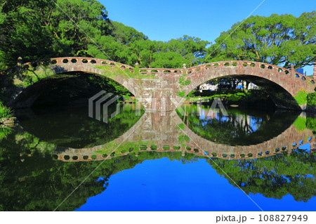 【長崎県】快晴の諫早公園の眼鏡橋 108827949