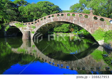 【長崎県】快晴の諫早公園の眼鏡橋 【長崎県】快晴の諫早公園の眼鏡橋 108827953
