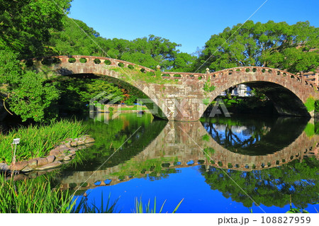 【長崎県】快晴の諫早公園の眼鏡橋 【長崎県】快晴の諫早公園の眼鏡橋 108827959