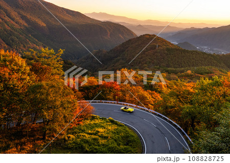 《栃木県》紅葉最盛期の日光いろは坂・夜明けの黒髪平の眺望 108828725