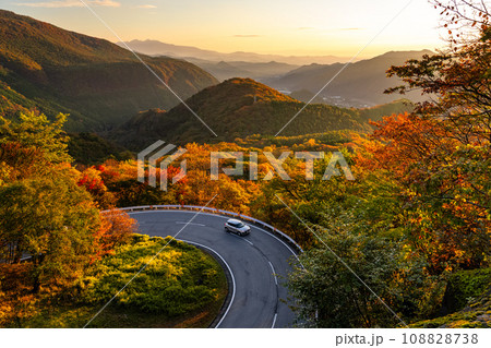 《栃木県》紅葉最盛期の日光いろは坂・夜明けの黒髪平の眺望 108828738