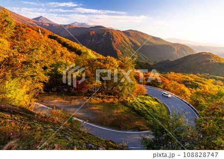 《栃木県》紅葉最盛期の日光いろは坂・夜明けの黒髪平の眺望 108828747