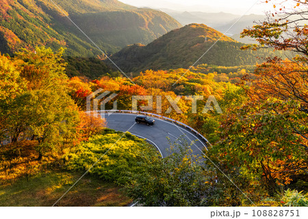 《栃木県》紅葉最盛期の日光いろは坂・夜明けの黒髪平の眺望 《栃木県》紅葉最盛期の日光いろは坂・夜明けの黒髪平の眺望 108828751