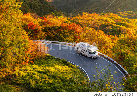 《栃木県》紅葉最盛期の日光いろは坂・夜明けの黒髪平の眺望 《栃木県》紅葉最盛期の日光いろは坂・夜明けの黒髪平の眺望 108828754