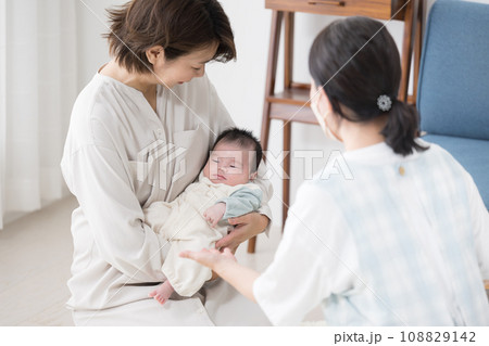 新生児や乳幼児の1ヶ月訪問をうける母親 108829142