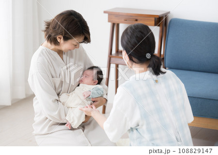 新生児や乳幼児の1ヶ月訪問をうける母親 赤ちゃん訪問の様子 108829147